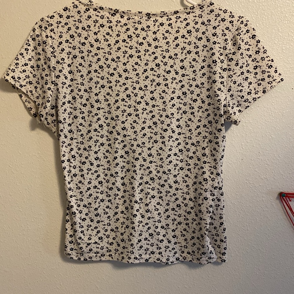Cute top - Picture 2 of 3